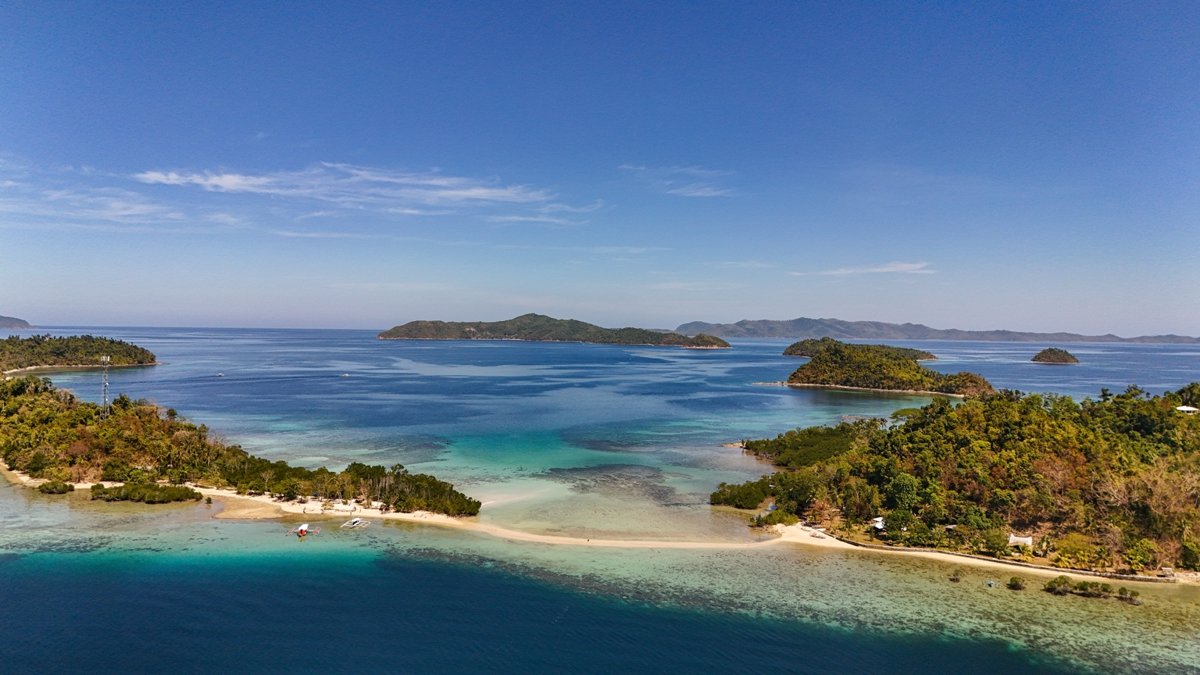 Islas tropicales alrededor de Port Barton vistas desde el aire